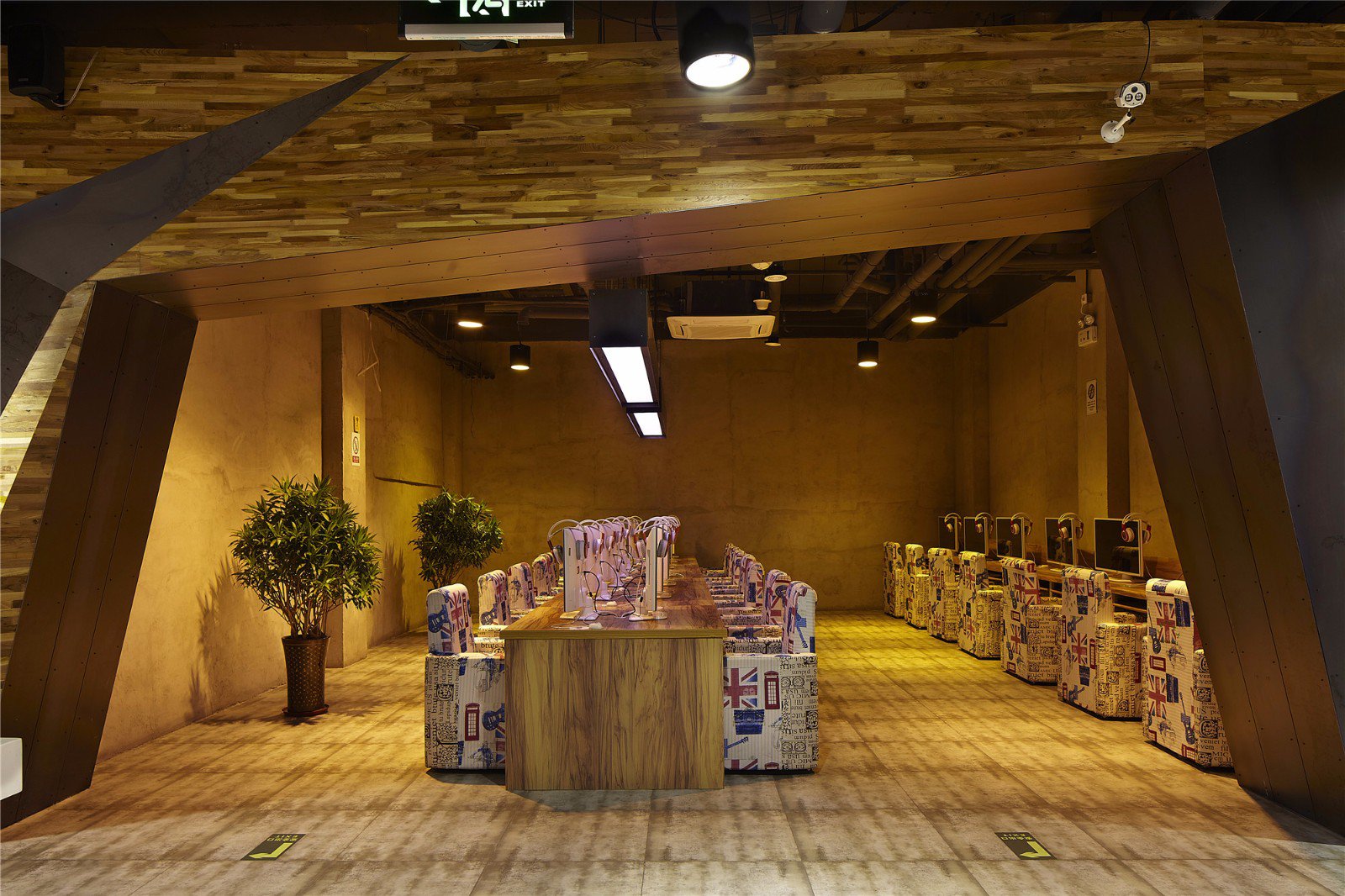 復古工業(yè)風網吧裝修設計-第2張圖片-上海古都建筑設計集團