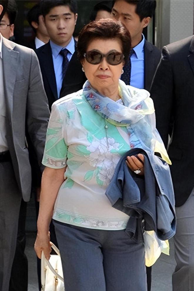 共享”同一女星亲兄弟为财权内斗互撕尊龙凯时韩国财阀家族丑闻：父子“