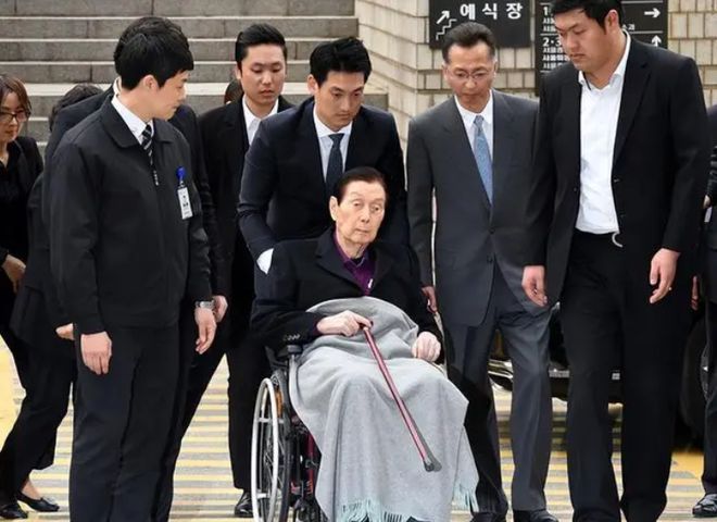 共享”同一女星亲兄弟为财权内斗互撕尊龙凯时韩国财阀家族丑闻：父子“(图10)